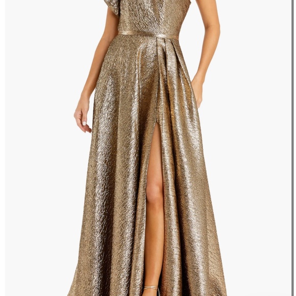 Mac Duggal Crinkle Metallic Ruffle One Shoulder Gown - Size 0 - Picture 2 of 4